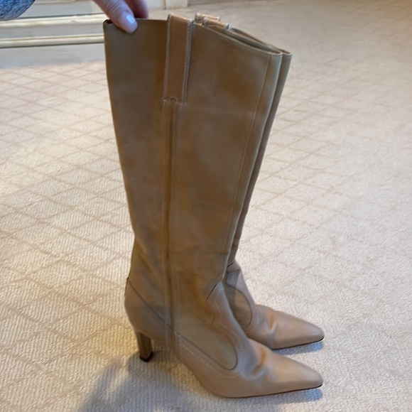Manolo Blahnik beige suede boots - Picture 3 of 10